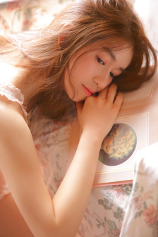 女同桌张开腿让我爽了一夜